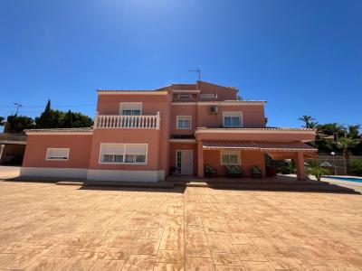 Propiedad para ver absolutamente, villa con piscina privada, situada en Elche  (Alicante)., 362 mt2, 6 habitaciones