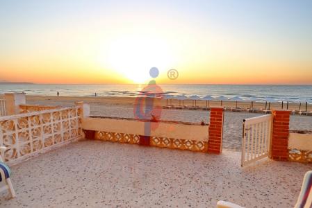 ¡ Casa con 110 m de jardín y 30 m2 de terraza en primera linea de playa de Guardamar!, 110 mt2, 4 habitaciones