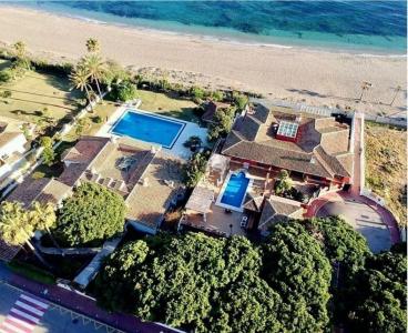 Magnifica villa en primera línea de playa con vistas frontales a la playa de Cabopino, 600 mt2, 7 habitaciones