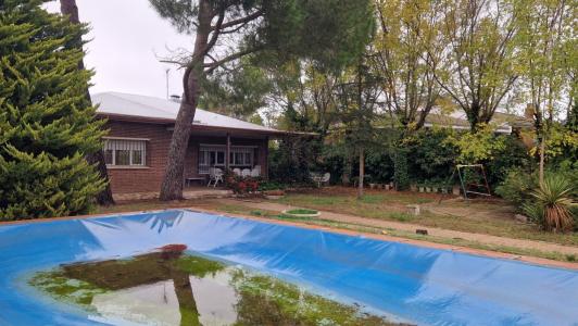 Chalet amueblado con jardín y piscina, 226 mt2, 4 habitaciones