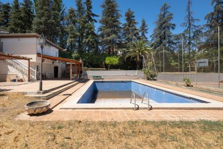 Exclusivo chalet con jardín y pisicina en Ogíjares, 256 mt2, 6 habitaciones