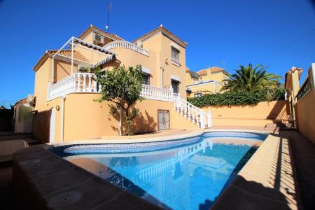 CHAlet independiente de 5 dormitorios con piscina privada en Villamartin, 138 mt2, 5 habitaciones