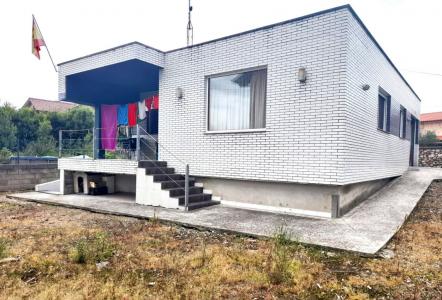 Chalet independiente con jardín y trastero en Polanco , 118 mt2, 3 habitaciones