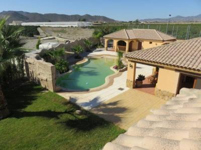 LUJOSO CHALET CON TODAS LAS COMODIDADES.PISCINA INTERIOR Y EXTERIOR, 1200 mt2, 7 habitaciones