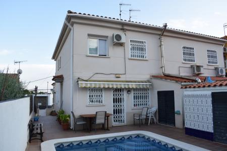 Bonita Pareada a la venta en Segur de Calafell con  piscina propia, 161 mt2, 4 habitaciones