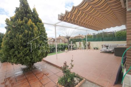 SE VENDE CHALET PAREADO EN SESEÑA, URBANIZACIÓN TORRECASTILLO, 248 mt2, 6 habitaciones