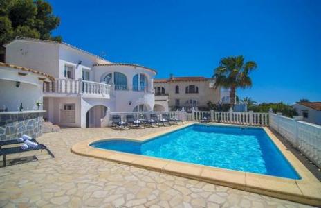 Villa con vistas al mar compuesta por 3 viviendas en venta en Benissa., 387 mt2, 8 habitaciones