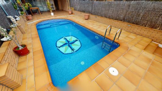 Piso dúplex de venta en Castelldefels, zona Els Canyars, con piscina privada y entrada independiente, 205 mt2, 4 habitaciones