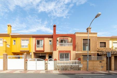 Se vende amplio dúplex en Roquetas de Mar, 180 mt2, 4 habitaciones