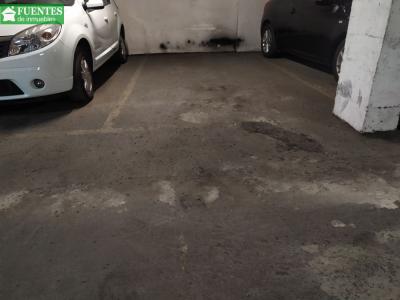 Garaje en venta en Altozano Junto Avda. Conde Lumiares para coche mediano o familiar., 14 mt2