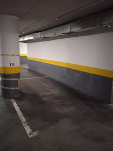 ZONA SAN FELIPE: Plaza de aparcamiento amplia y cómoda para coche grande.