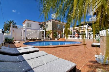 Hotel de 11 dormitorios en Calpe, con piscina privada y zona chill out, a solo 1,2 km de la playa., 360 mt2, 11 habitaciones