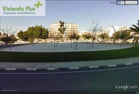 Gran superficie comercial con parking proximo al Corte Ingles