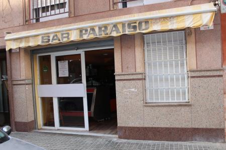 Se vende local con licencia de bar-cafetería, con patio y persiana eléctrica en Altabix barrio, 84 mt2