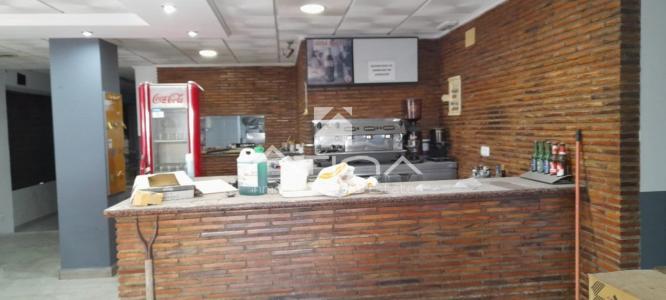 Cafetería/restaurante  en planta baja en pleno funcionamiento situado en la playa de Gandia, 180 mt2