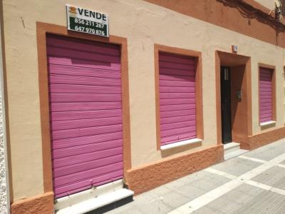 Se vende local comercial con trastero en pleno centro.