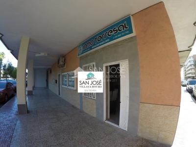 SE VENDE LOCAL COMERCIAL EN TORREVIEJA EN ZONA DE PASO DE MUCHA AFLUENCIA, 85 mt2