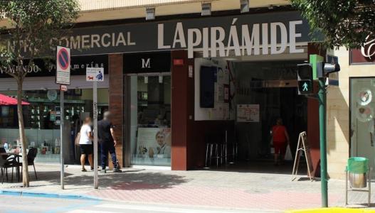 Local Comercial en Centro Comercial La Pirámide, ideal para pequeños negocios, 52 mt2