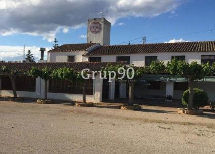 Restaurante masía ubicado a pie de carretera, 890 mt2