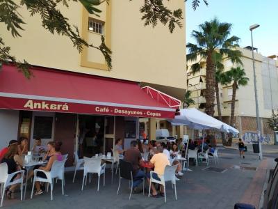 Se traspasa Cafetería en zona inmejorable, junto a trafico y ciudad deportiva del Malaga C.F., 90 mt2