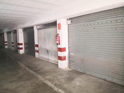 Garaje cerrado con trasero y persiana., 15 mt2