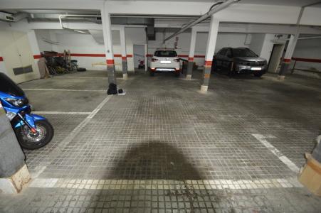 2 plazas de parking juntas de 29 m2 y trastero de 4 m2, en Santa Coloma de Gramanet., 76 mt2