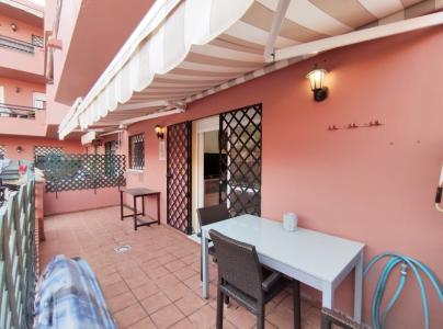 Se vende piso con patio, piscina y garaje en la zona de Getares, 63 mt2, 2 habitaciones