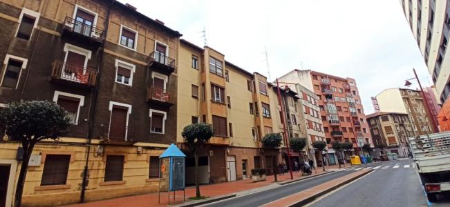 Se Vende Piso Económico De 3 Dormitorios Con Balcón En Barakaldo Zona Lutxana, 62 mt2, 3 habitaciones