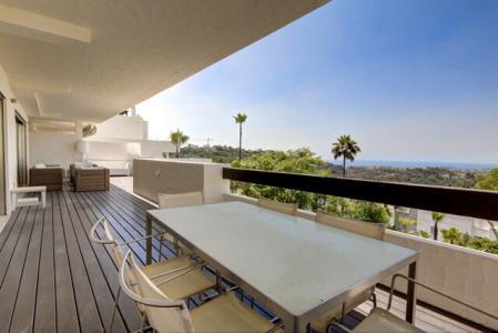 Beautiful 3 Bedroom Modern Apartment With Sea Views For Sale In La Azalia, Benahavis, 161 mt2, 3 habitaciones