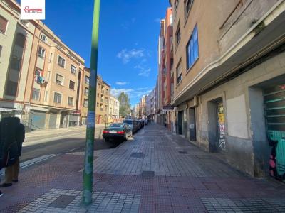 En Burgos. Se vende piso de tres y salón, ascensor. Zona s.pedro Cardeña, 84 mt2, 3 habitaciones