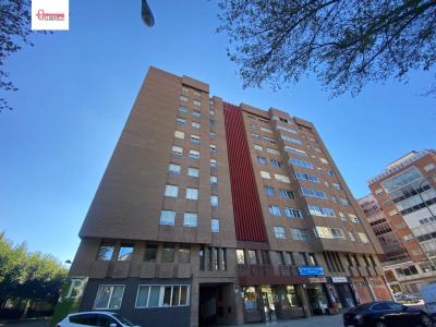 En Burgos. Se vende apartamento en pleno centro.Dos y salón, ext, calefacción central, 79 mt2, 2 habitaciones