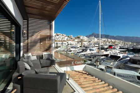 Breathtaking Upgraded Apartment With Post-card Perfect Views For Sale In Puerto Banus, Marbella, 121 mt2, 3 habitaciones