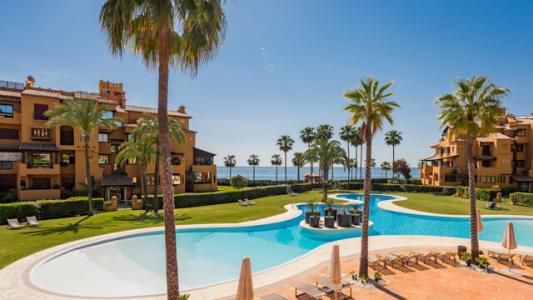 Contemporary 4-bed Apartment For Sale In Beachfront Los Granados Del Mar, Estepona East, 188 mt2, 4 habitaciones