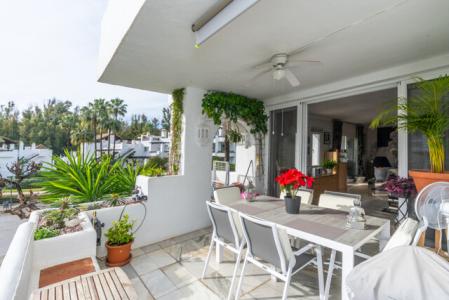 Elegant Estepona Retreat: 2-bedroom Apartment For Sale In Beachfront Alcazaba Beach, 101 mt2, 2 habitaciones