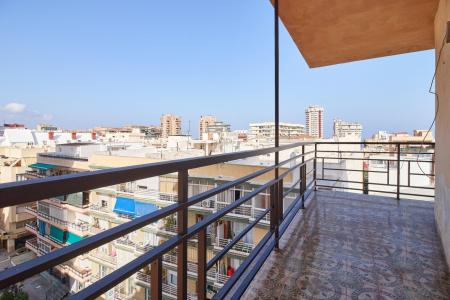 Piso de 3 dormitorios y 2 baños en pleno centro de Fuengirola, planta muy alta con buena terraza, 123 mt2, 3 habitaciones