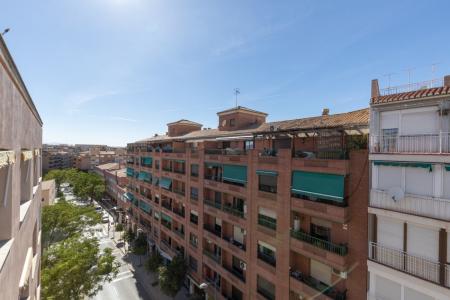 Pisazo en pleno centro de Granada con 5 habitaciones y plaza de garaje incluida en el precio., 201 mt2, 5 habitaciones