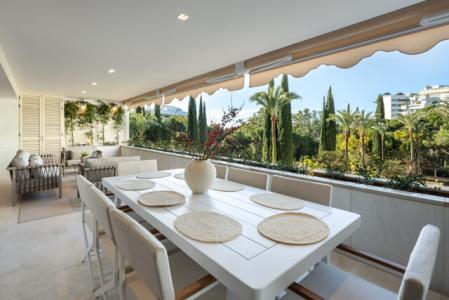 Modern 3rd Floor Beachside Apartment For Sale In Don Gonzalo, Marbella, 3 habitaciones