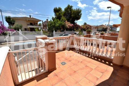 Seminuevo con terraza a unos minutos de la playa, 89 mt2, 3 habitaciones