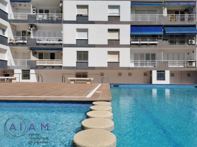 Piso en venta en Pineda de Mar  3 dormitorios soleado cerca playa y estación con trastero y piscina, 84 mt2, 3 habitaciones
