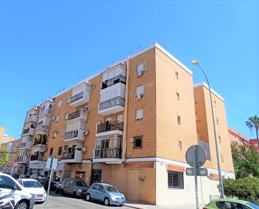 Piso con 4 habitaciones en muy buena Zona de Sevilla. Muy cercano a estación de Santa Justa., 93 mt2, 4 habitaciones