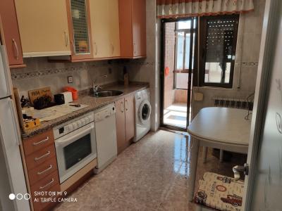 SE VENDE PISO DE 83 M2, REFORMADO Y AMUEBLADO EN VALENCIA DE DON JUAN. POCA COMUNIDAD, 93 mt2, 3 habitaciones