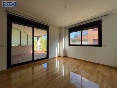 Inmobiliaria Arbeteta VENDE piso de 2 habitaciones en Urbanización Valdeluz., 123 mt2, 2 habitaciones