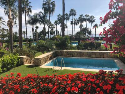 Precioso bajo con jardin y piscina en pleno Puerto Banus., 359 mt2, 3 habitaciones