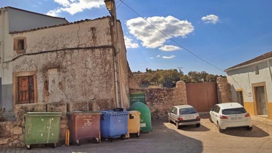 Terreno urbano con casa en Montanchez, 105 mt2