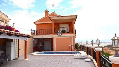 REF 807 Villa con maravillosas vistas al mar dos casas y un apartamento todo en uno., 322 mt2, 7 habitaciones