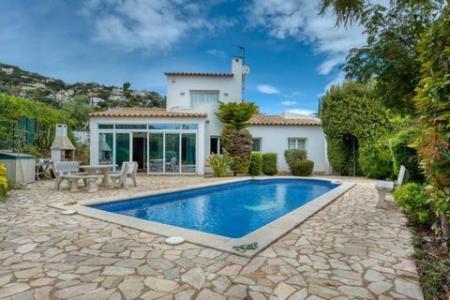 Hermosa casa con terreno y piscina ubicada en zona residencial cerca de las mejores playas de la Costa Brava, 145 mt2