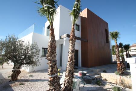 Villa de obra nueva de estilo moderno en venta en Calpe a 600 m de la playa, 292 mt2, 4 habitaciones