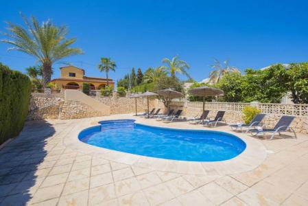 Amplia villa con piscina privada a tan solo 500 m de playa de arena, 300 mt2, 7 habitaciones