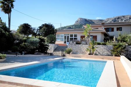 Villa de lujo con una parcela de 2100 a tan solo 1,6 km de la playa 