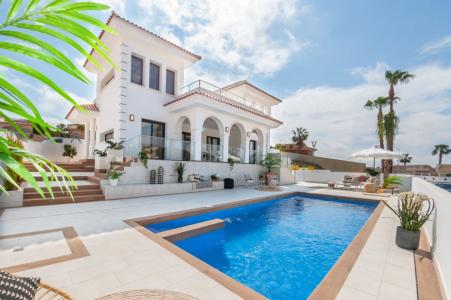 Villa independiente con jardín, piscina y amplio solárium en Ciudad Quesada, 225 mt2, 4 habitaciones